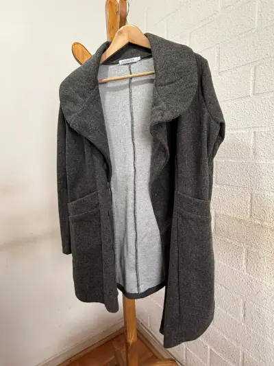 Abrigo gris  con cuello alto - miniatura 2