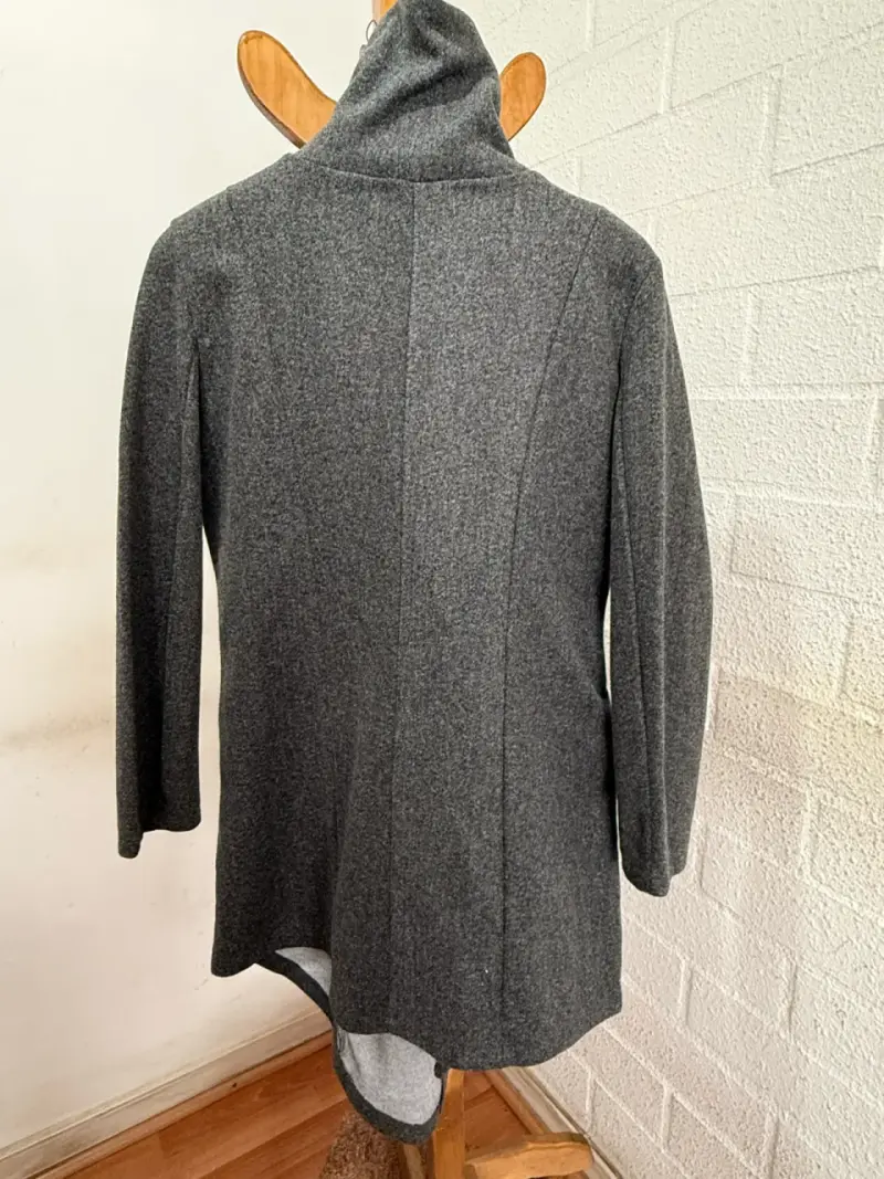 Abrigo gris  con cuello alto - 3