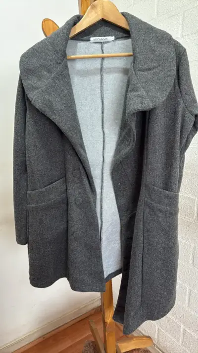 Abrigo gris  con cuello alto - miniatura 4