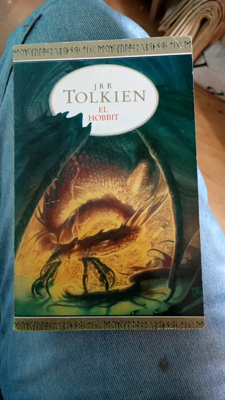 Libro El Hobbit de J.R.R. Tolkien en español - 1