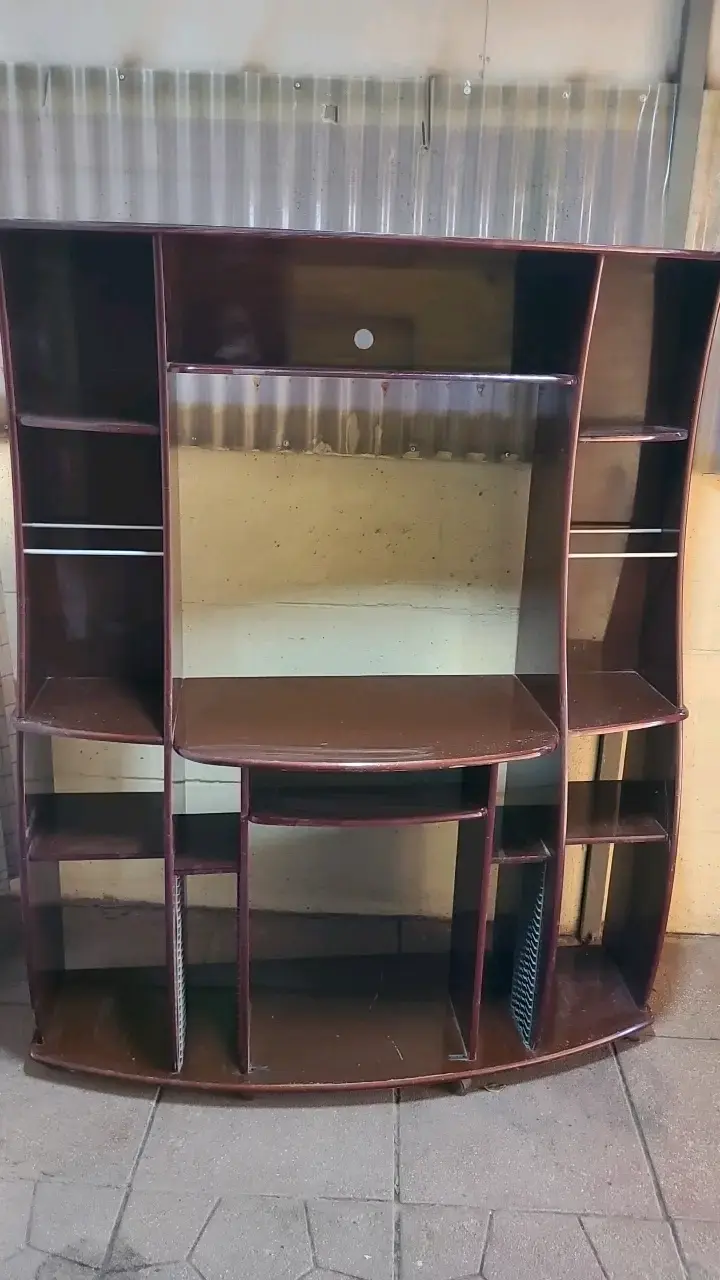 Mueble de madera para TV con estantes