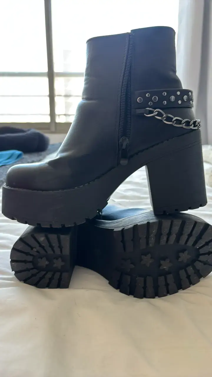 Botines de cuero negro con plataforma y cadena - 1