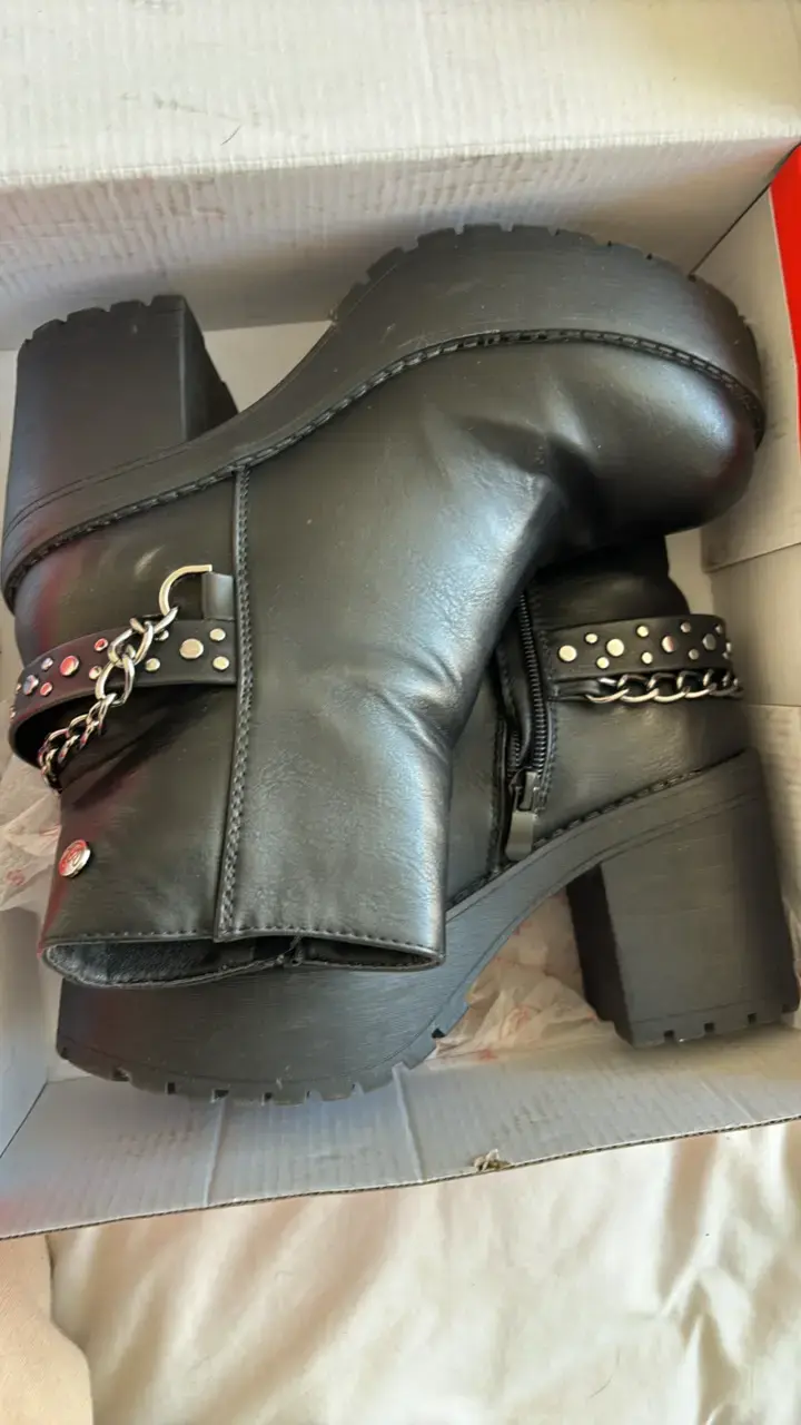 Botines de cuero negro con plataforma y cadena - 2