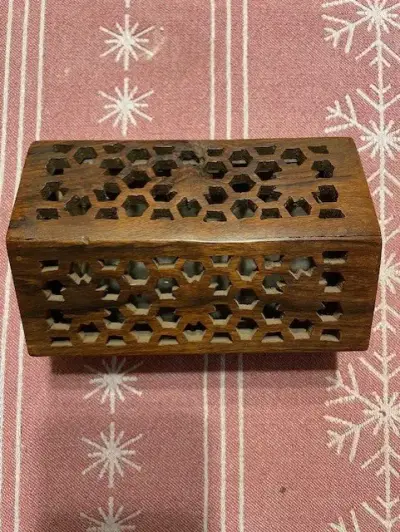 Caja de madera tallada para incienso - miniatura 1
