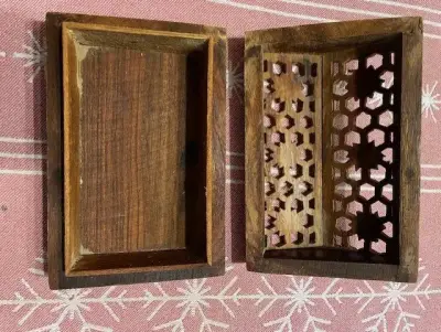 Caja de madera tallada para incienso - miniatura 3