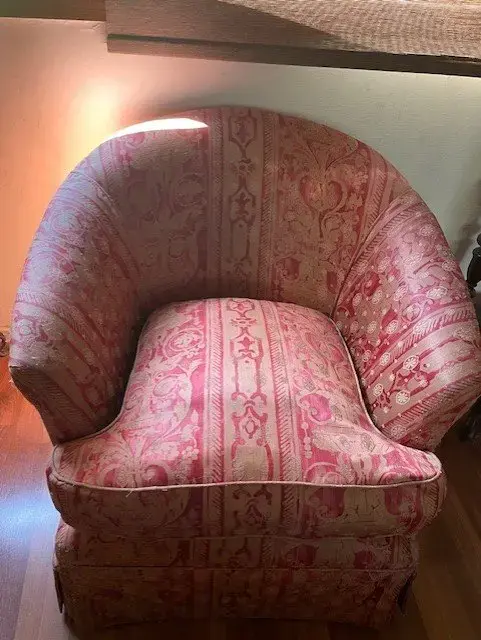 Sillón vintage tapizado en tela roja y ocre - 1