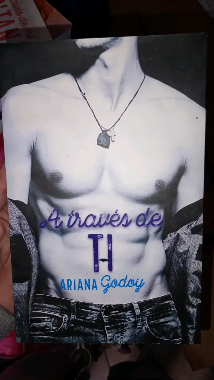 Libro 'A través de ti' de Ariana Godoy - 1