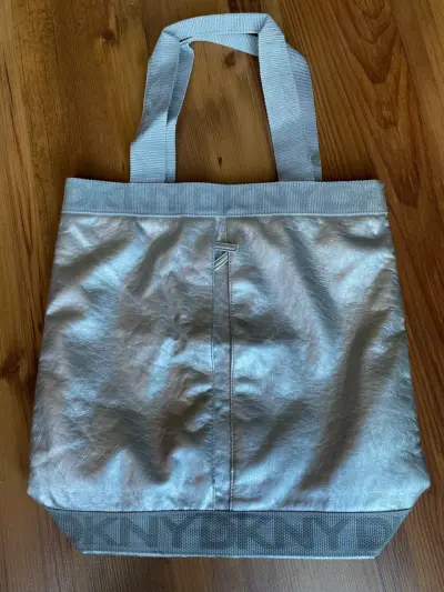 Bolso tote plateado DKNY elegante - miniatura 1