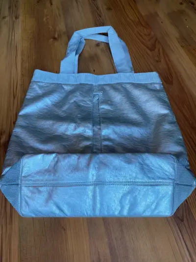 Bolso tote plateado DKNY elegante - miniatura 2
