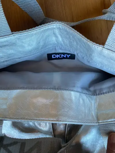Bolso tote plateado DKNY elegante - miniatura 3