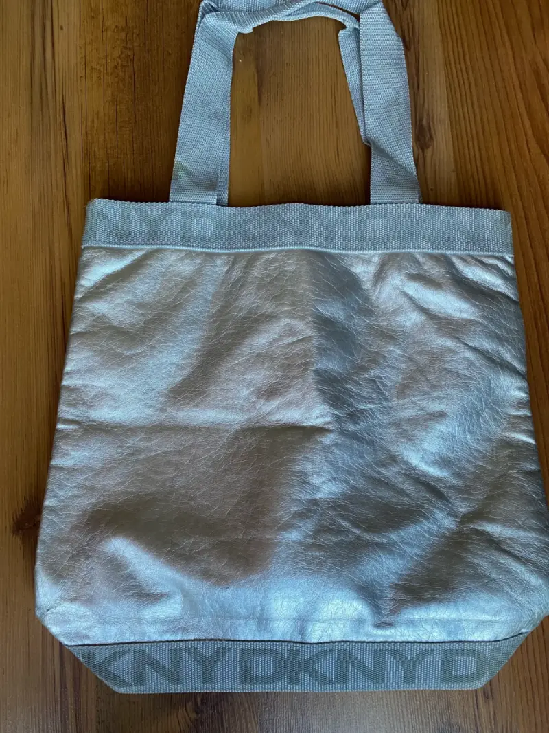 Bolso tote plateado DKNY elegante - 5