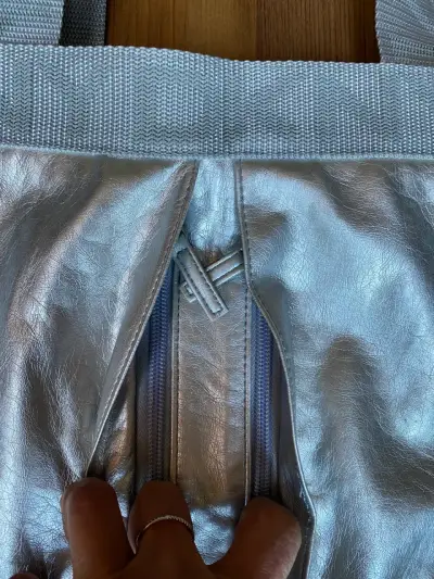 Bolso tote plateado DKNY elegante - miniatura 6