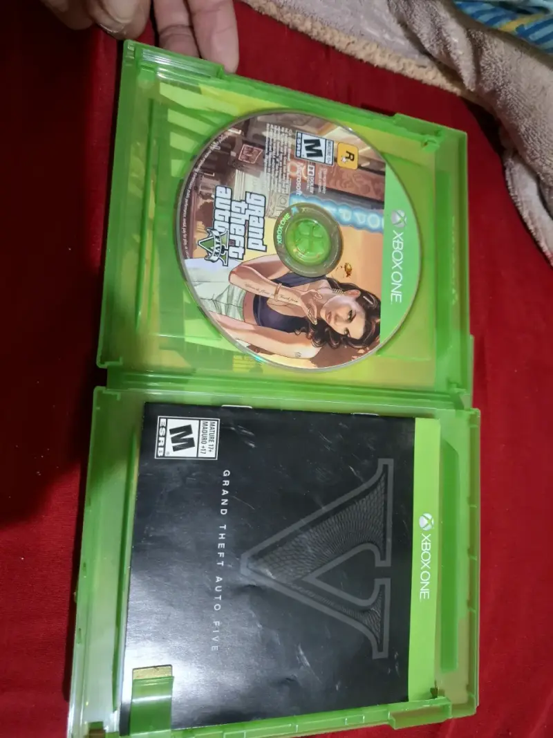 Juegos Xbox One Grand Theft Auto V y Minecraft - 2