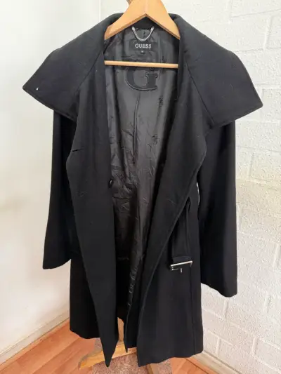 Abrigo negro Guess con cinturón - miniatura 2