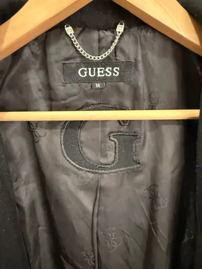 Abrigo negro Guess con cinturón - miniatura 3