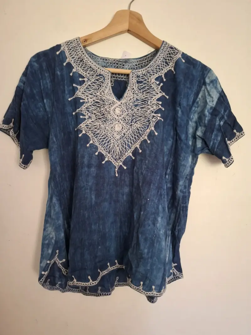 Blusa azul con encaje blanco bohemia - 2