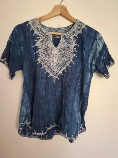 Blusa azul con encaje blanco bohemia - miniatura 2