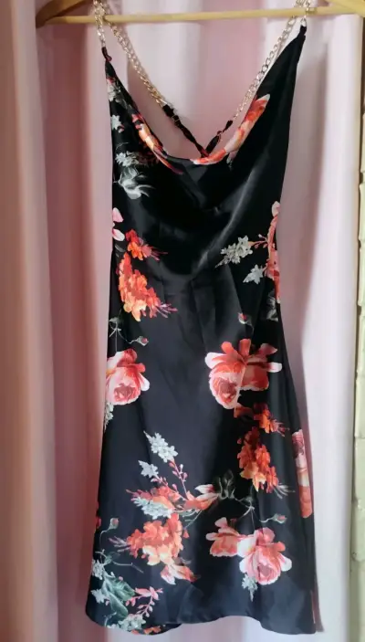 Vestido floral Guess con tirantes de cadena - miniatura 1