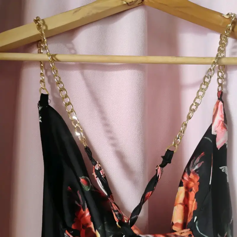 Vestido floral Guess con tirantes de cadena - 3