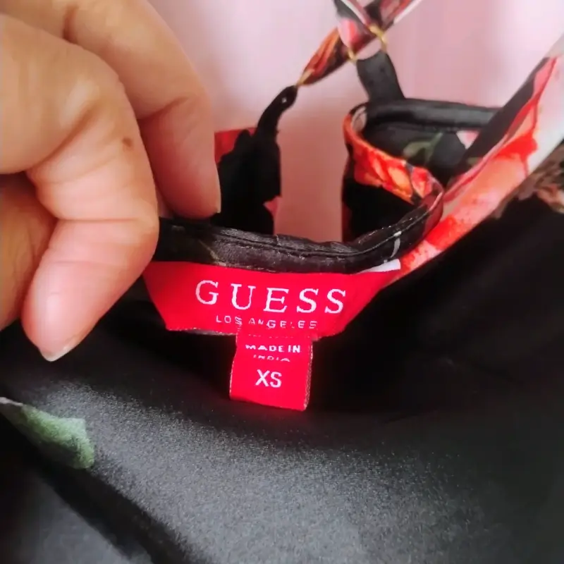 Vestido floral Guess con tirantes de cadena - 4