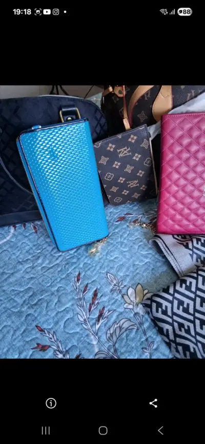 Bolso de mano negrol con textura elegante - miniatura 1