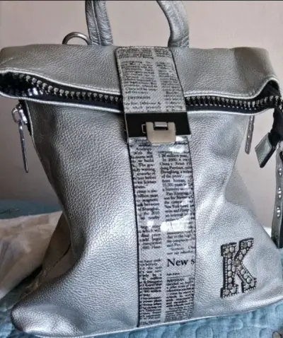 Bolso de mano negrol con textura elegante - miniatura 2