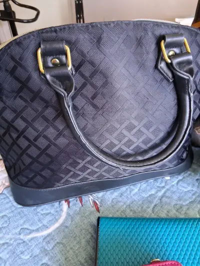 Bolso de mano negrol con textura elegante - miniatura 3