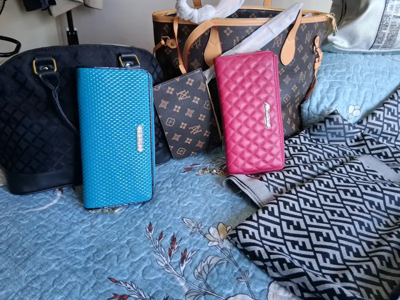 Bolso de mano negrol con textura elegante - 5