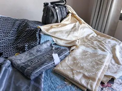 Bolso de mano negrol con textura elegante - miniatura 6