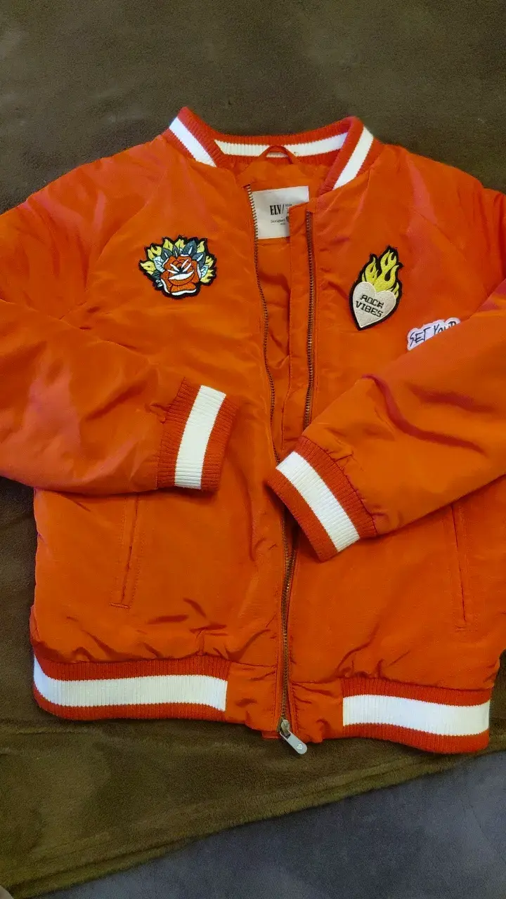 Chaqueta bomber roja con parches para niño/niña