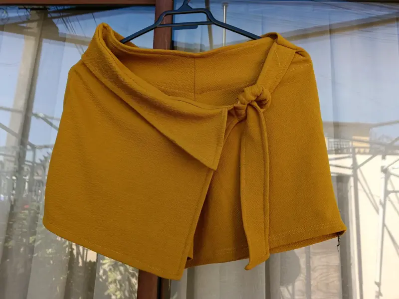 Shorts amarillos con lazo para mujer - 1
