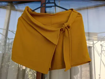 Shorts amarillos con lazo para mujer - miniatura 1
