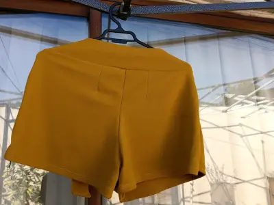Shorts amarillos con lazo para mujer - miniatura 2