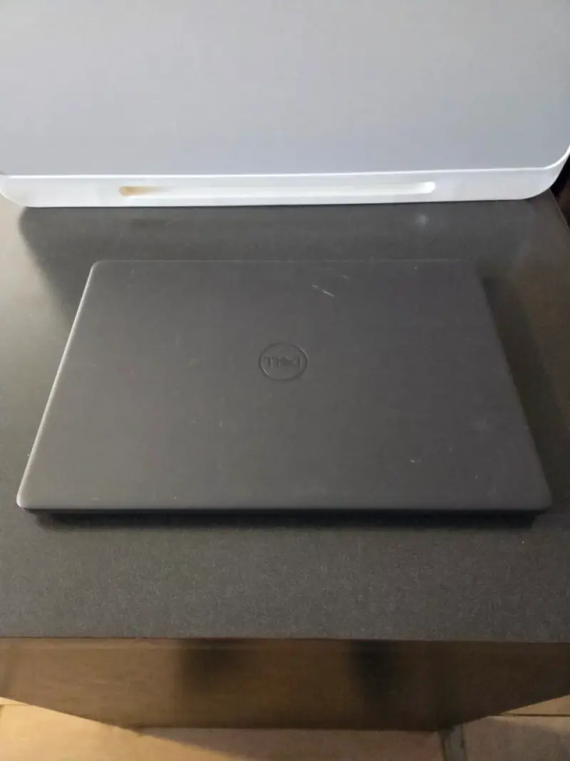 Laptop Dell con Procesador Intel Core i3 - 2