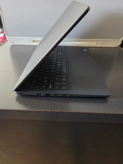 Laptop Dell con Procesador Intel Core i3 - miniatura 3