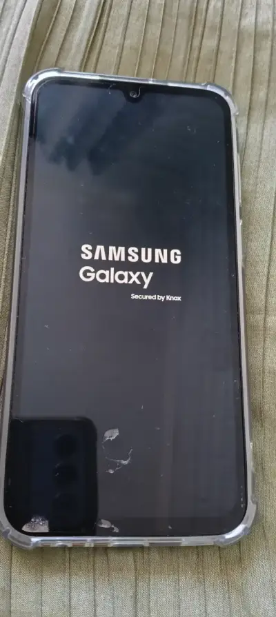 Samsung Galaxy en buen estado con funda - miniatura 1