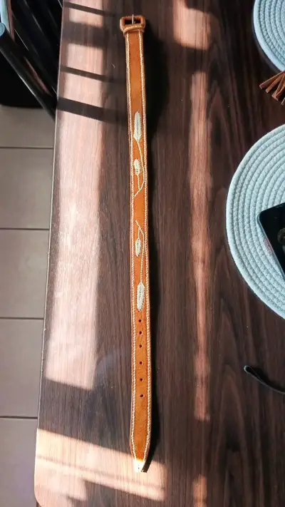 Cinturón de cuero artesanal marrón con hebilla - miniatura 2