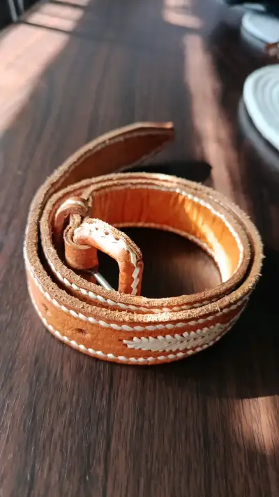 Cinturón de cuero artesanal marrón con hebilla - miniatura 3
