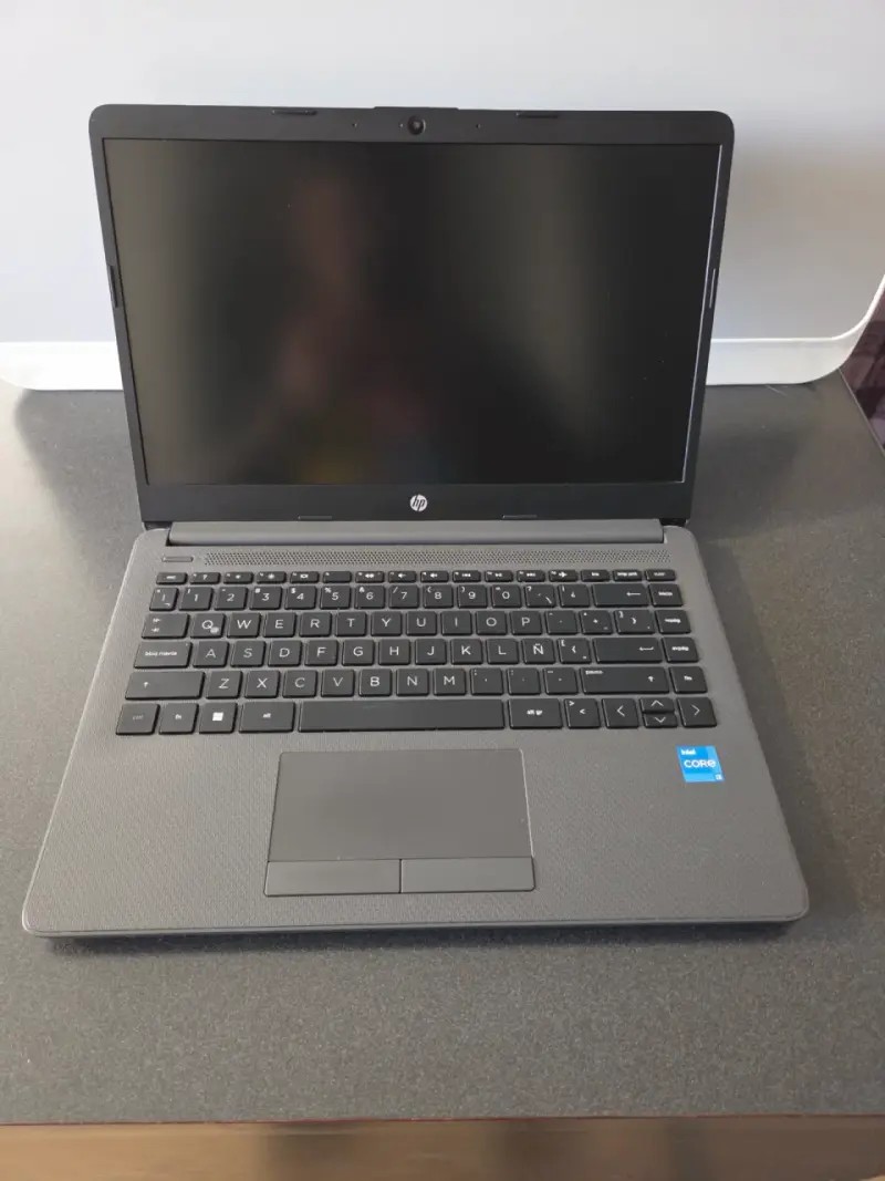 Laptop HP Intel Core i3 en buen estado - 1