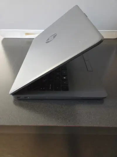 Laptop HP Intel Core i3 en buen estado - miniatura 3