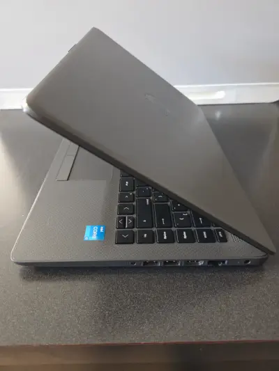 Laptop HP Intel Core i3 en buen estado - miniatura 4