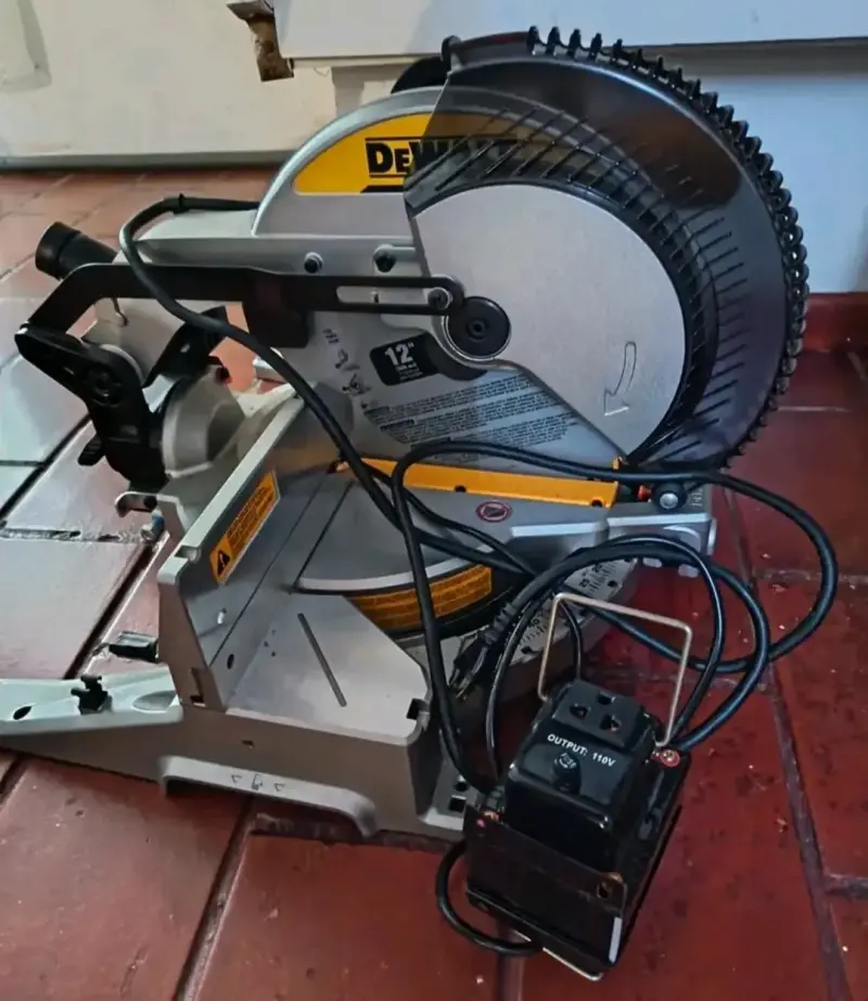 Sierra Ingleteadora DeWalt 12 pulgadas con Láser - 1