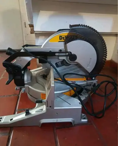Sierra Ingleteadora DeWalt 12 pulgadas con Láser - miniatura 2