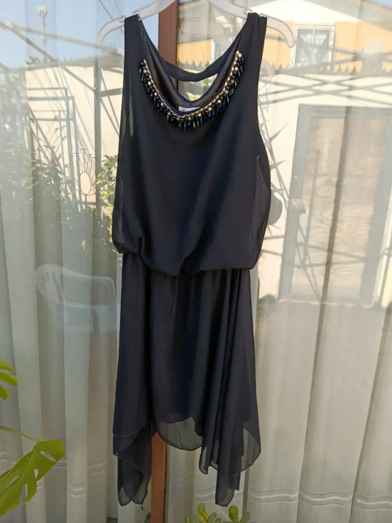 Vestido negro con aplicaciones decorativas - 1