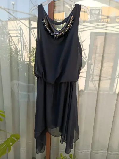 Vestido negro con aplicaciones decorativas - miniatura 1