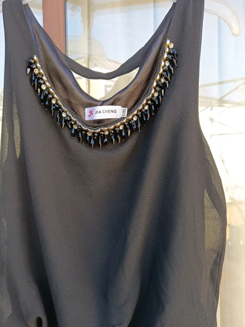 Vestido negro con aplicaciones decorativas - 2