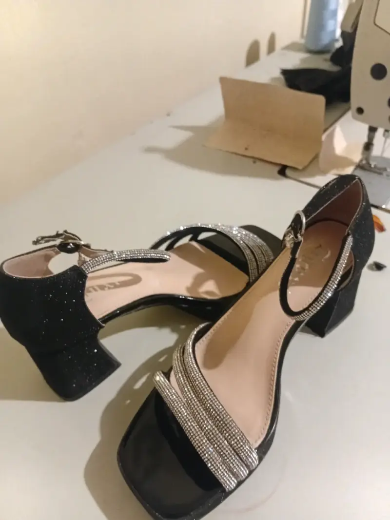 Sandalias de tacón negras con detalles brillantes - 1