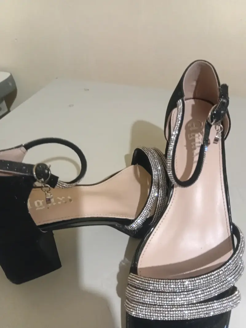 Sandalias de tacón negras con detalles brillantes - 2