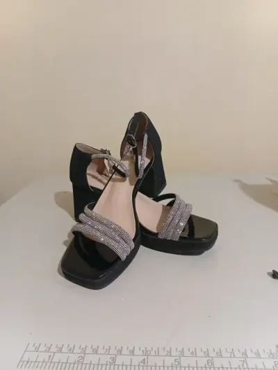 Sandalias de tacón negras con detalles brillantes - miniatura 3