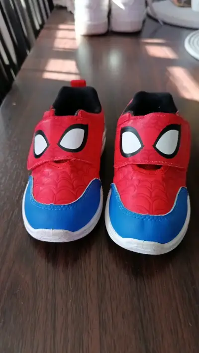 Zapatillas infantiles Spiderman rojas y azules - miniatura 1